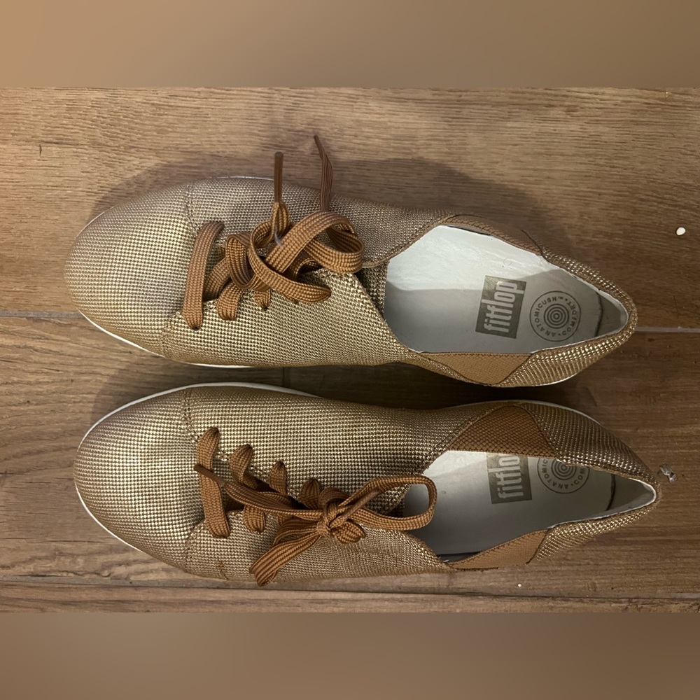 Size 10 fit flop! Super comfortable and only worn once or twice!
